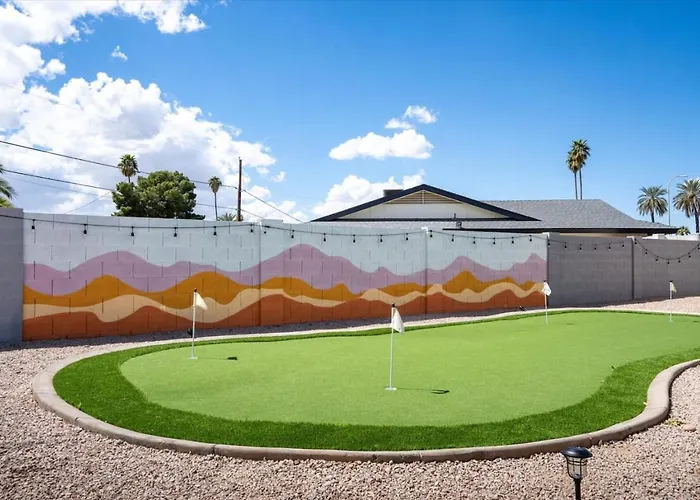 Massive Backyard - Pool, Hot Tub, Putting Green, & Fire Pit Holiday home *