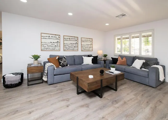 Massive Backyard - Pool, Hot Tub, Putting Green, & Fire Pit Holiday home Tempe
