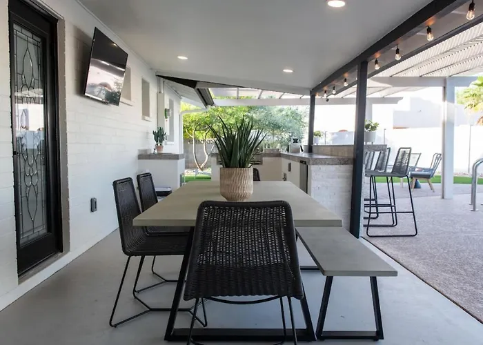 Massive Backyard - Pool, Hot Tub, Putting Green, & Fire Pit Holiday home