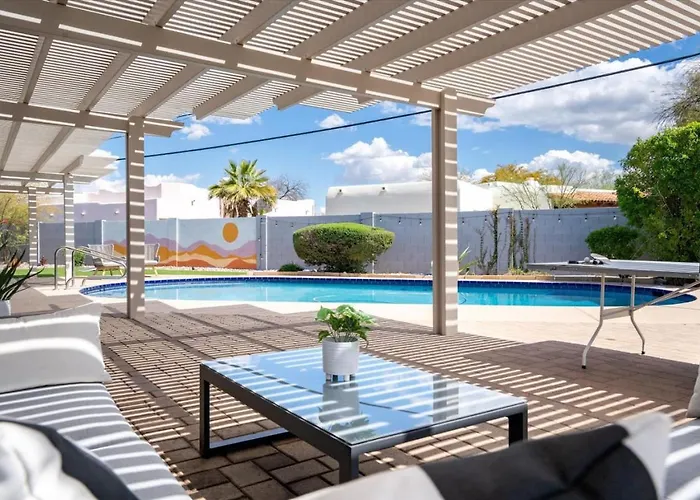 Holiday home Massive Backyard - Pool, Hot Tub, Putting Green, & Fire Pit *