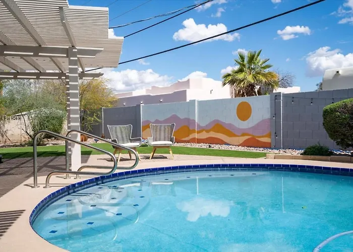 Holiday home Massive Backyard - Pool, Hot Tub, Putting Green, & Fire Pit
