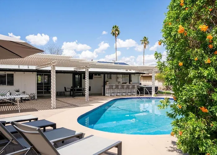 Massive Backyard - Pool, Hot Tub, Putting Green, & Fire Pit Holiday home