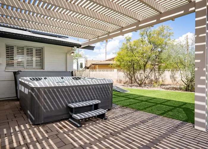 Holiday home Massive Backyard - Pool, Hot Tub, Putting Green, & Fire Pit *