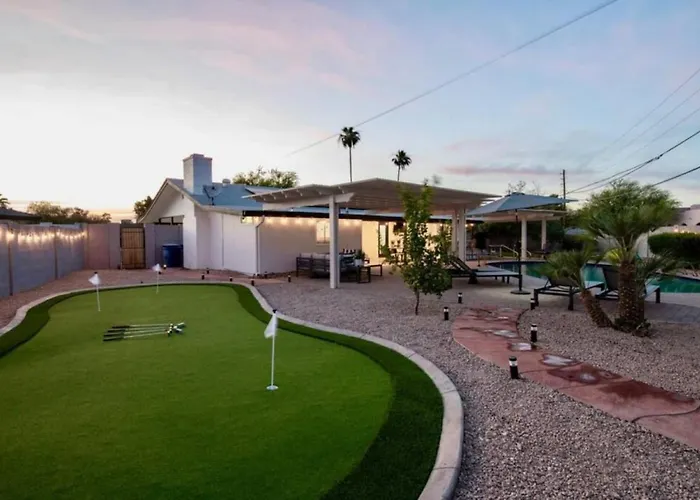 Massive Backyard - Pool, Hot Tub, Putting Green, & Fire Pit Holiday home *