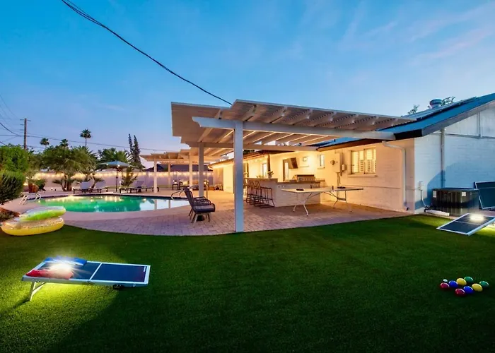 Massive Backyard - Pool, Hot Tub, Putting Green, & Fire Pit Holiday home