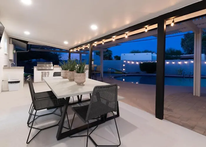 Holiday home Massive Backyard - Pool, Hot Tub, Putting Green, & Fire Pit *